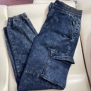In great condition cargo jeans with elastic band size 7/M